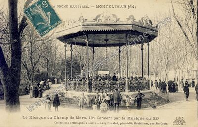 Carte postale ancienne Le Kiosque du Champ-de-Mars. Un Concert par la Musique du 52e — Montélimar (Drôme)