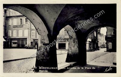 Carte postale ancienne Les Arcades de la Place du Marché — Montélimar (Drôme)