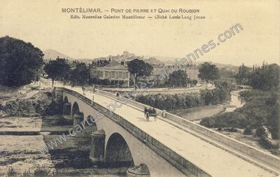 Carte postale ancienne Pont de Pierre et Quai du Roubion — Montélimar (Drôme)