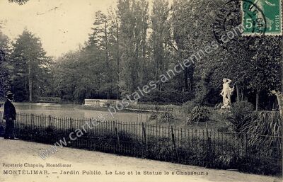 Carte postale ancienne Jardin Public. Le Lac et la Statue le « Chasseur — Montélimar (Drôme)