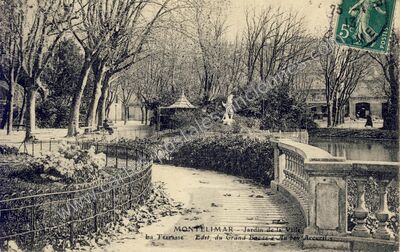 Carte postale ancienne Jardin de la Ville, ba Terrasse, Edst. du Grand Bazar « Au bon Accueil — Montélimar (Drôme)