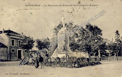 Carte postale ancienne Le Monument aux Morts avec les Couronnes et Bouquets — Montélimar (Drôme)