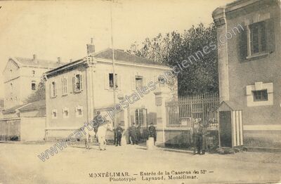 Carte postale ancienne Entrée de la Caserne du 52• — Montélimar (Drôme)
