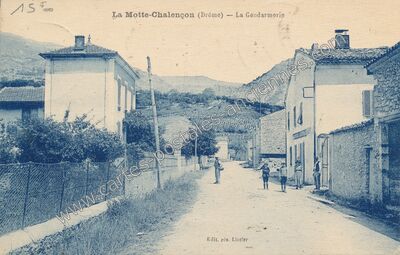 Carte postale ancienne La Gendarmerie — La Motte-Chalancon (Drôme)