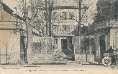Carte postale ancienne L'Avenue Paul-Laurens - La Sous-Préfecture — Nyons (Drôme)