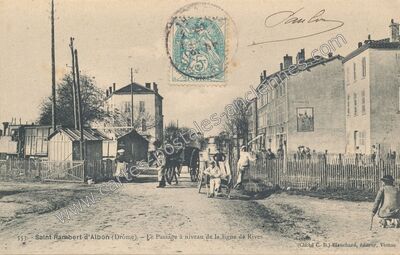 Carte postale ancienne Le Passage à niveau de la ligne de Rives — Saint-Rambert-d'Albon (Drôme)