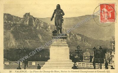 Carte postale ancienne La Place du Champ-de-Mars, Statue du Général Championnet et Crussol — Valence (Drôme)
