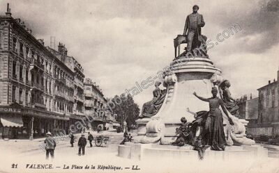 Carte postale ancienne La Place de la République — Valence (Drôme)