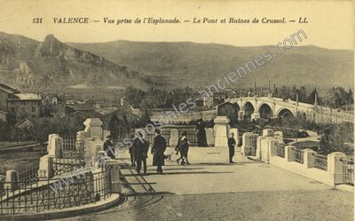 Carte postale ancienne Vue prise de l'Esplanade. — Le Pont et Ruines de Crussol — Valence (Drôme)