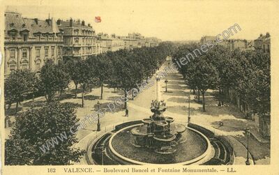 Carte postale ancienne Boulevard Bancel et Fontaine Monumentale — Valence (Drôme)