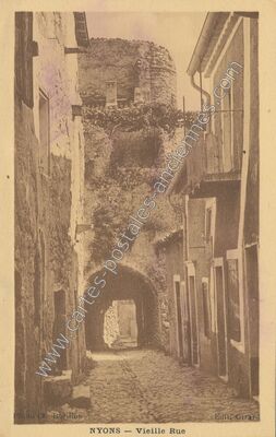 Carte postale ancienne Vieille Rue — Nyons (Drôme)
