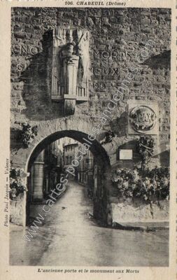 Carte postale ancienne L'ancienne porte et le monument aux Morts — Chabeuil (Drôme)
