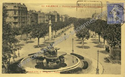 Carte postale ancienne Fontaine monumentale et Boulevard Bancel — Valence (Drôme)