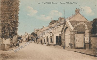Carte postale ancienne Rue de l'Hôtel-de-Ville — Damville (Eure)