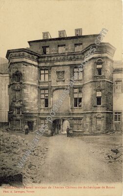 Carte postale ancienne Portail intérieur de l'Ancien Château des Archevêques — Gaillon (Eure)