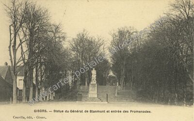 Carte postale ancienne Statue du Général de Blanmont et entrée des Promenades — Gisors (Eure)