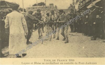 Carte postale ancienne Lapize et Blaise se ravitaillant au contrôle — Pont-Audemer (Eure)
