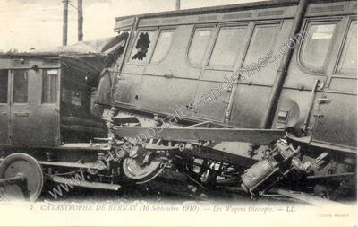 Carte postale ancienne Catastrophe de Bernay (10 Septembre 1910). - Les Wagons télescopés — Bernay (Eure)