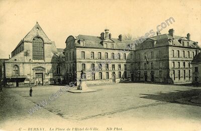 Carte postale ancienne La Place de l'Hôtel de-Ville — Bernay (Eure)