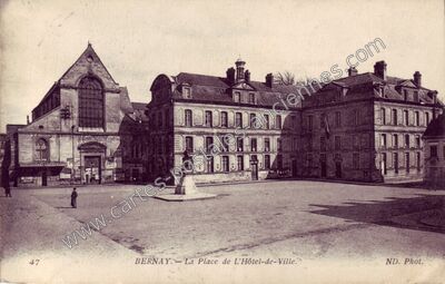 Carte postale ancienne La Place de l'Hôtel-de-Ville — Bernay (Eure)