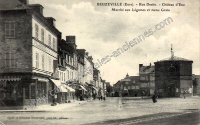 Carte postale ancienne Rue Destin. - Château d'Eau / Marché aux Légumes et menu Grain — Beuzeville (Eure)