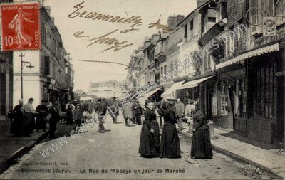 Carte postale ancienne La Rue de l'Abbaye un jour de Marché — Cormeilles (Eure)