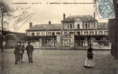 Carte postale ancienne L'Hôtel de Ville et la Gendarmerie — Damville (Eure)