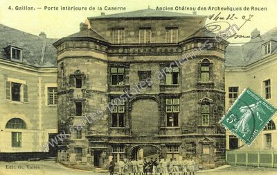 Carte postale ancienne Porte intérieure de la Caserne / Ancien Château des Archevêques — Gaillon (Eure)