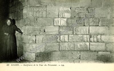 Carte postale ancienne Sculptures de la Tour du Prisonnier — Gisors (Eure)