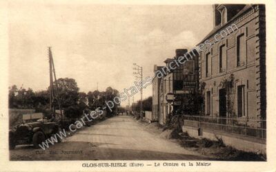 Carte postale ancienne Le Centre et la Mairie — Glos-sur-Risle (Eure)
