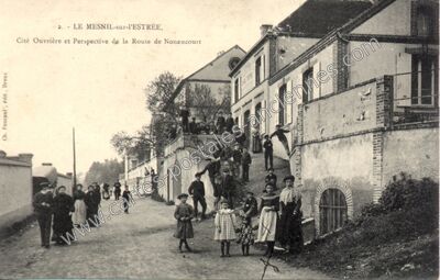 Carte postale ancienne Cité Ouvrière et Perspective de la Route de Nonancourt — Mesnil-sur-l'Estrée (Eure)
