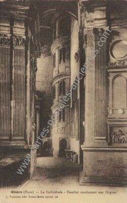 Carte postale ancienne La Cathédrale — Escalier conduisant aux Orgues — Gisors (Eure)