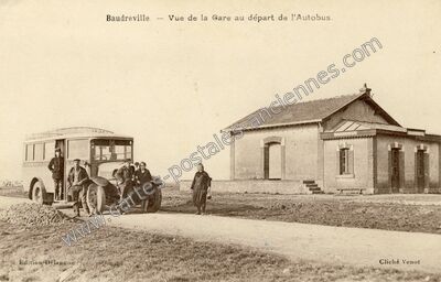 Carte postale ancienne Vue de la Gare au départ de l'Autobus — Baudreville (Eure-et-Loir)