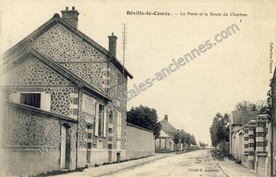 Carte postale ancienne La Poste et la Route de Chartres — Béville-le-Comte (Eure-et-Loir)