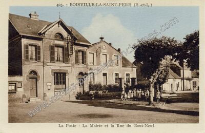 Carte postale ancienne La Poste - La Mairie et la Rue du Bout-Neuf — Boisville-la-Saint-Père (Eure-et-Loir)