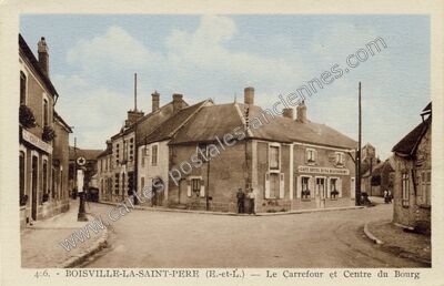 Carte postale ancienne Le Carrefour et Centre du Bourg — Boisville-la-Saint-Père (Eure-et-Loir)