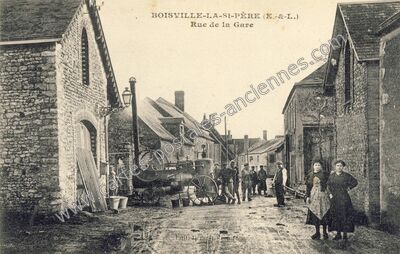 Carte postale ancienne Rue de la Gare — Boisville-la-Saint-Père (Eure-et-Loir)