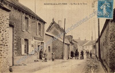 Carte postale ancienne La Rue de la Gare — Boisville-la-Saint-Père (Eure-et-Loir)