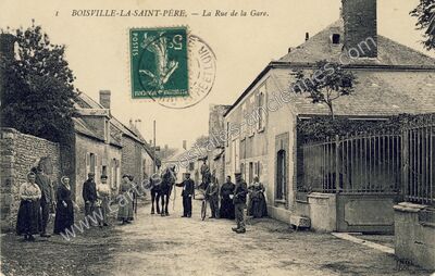 Carte postale ancienne La Rue de la Gare — Boisville-la-Saint-Père (Eure-et-Loir)