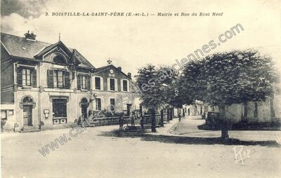 Carte postale ancienne Mairie et Rue du Bout Neuf — Boisville-la-Saint-Père (Eure-et-Loir)