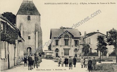 Carte postale ancienne L'Eglise, le Bureau de Postes et la Mairie — Boisville-la-Saint-Père (Eure-et-Loir)