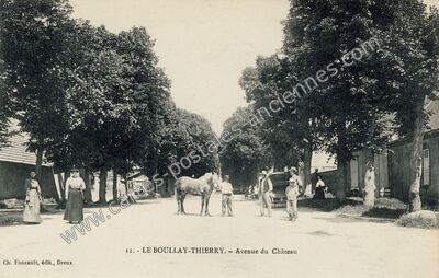 Carte postale ancienne Avenue du Château — Le Boullay-Thierry (Eure-et-Loir)
