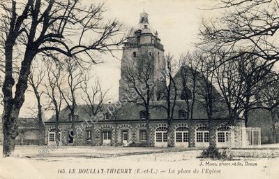 Carte postale ancienne La place de l'Eglise — Le Boullay-Thierry (Eure-et-Loir)