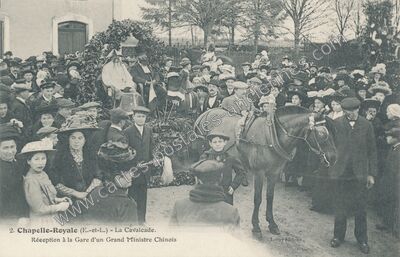 Carte postale ancienne La Cavalcade. Réception à la Gare d'un Grand Ministre Chinois — Chapelle-Royale (Eure-et-Loir)