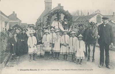 Carte postale ancienne La Cavalcade. - Le Grand Ministre Chinois et sa suite — Chapelle-Royale (Eure-et-Loir)