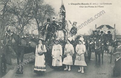 Carte postale ancienne La Cavalcade / Char des Pirates de l'Yerre — Chapelle-Royale (Eure-et-Loir)