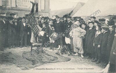 Carte postale ancienne La Cavalcade. - Troupe d'Acrobates — Chapelle-Royale (Eure-et-Loir)
