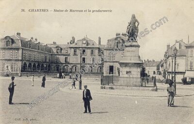 Carte postale ancienne Statue de Marceau et la gendarmerie — Chartres (Eure-et-Loir)