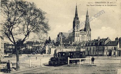 Carte postale ancienne La Place Châtelet et la Cathédrale — Chartres (Eure-et-Loir)