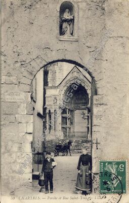 Carte postale ancienne Porche et Rue Saint-Yves — Chartres (Eure-et-Loir)